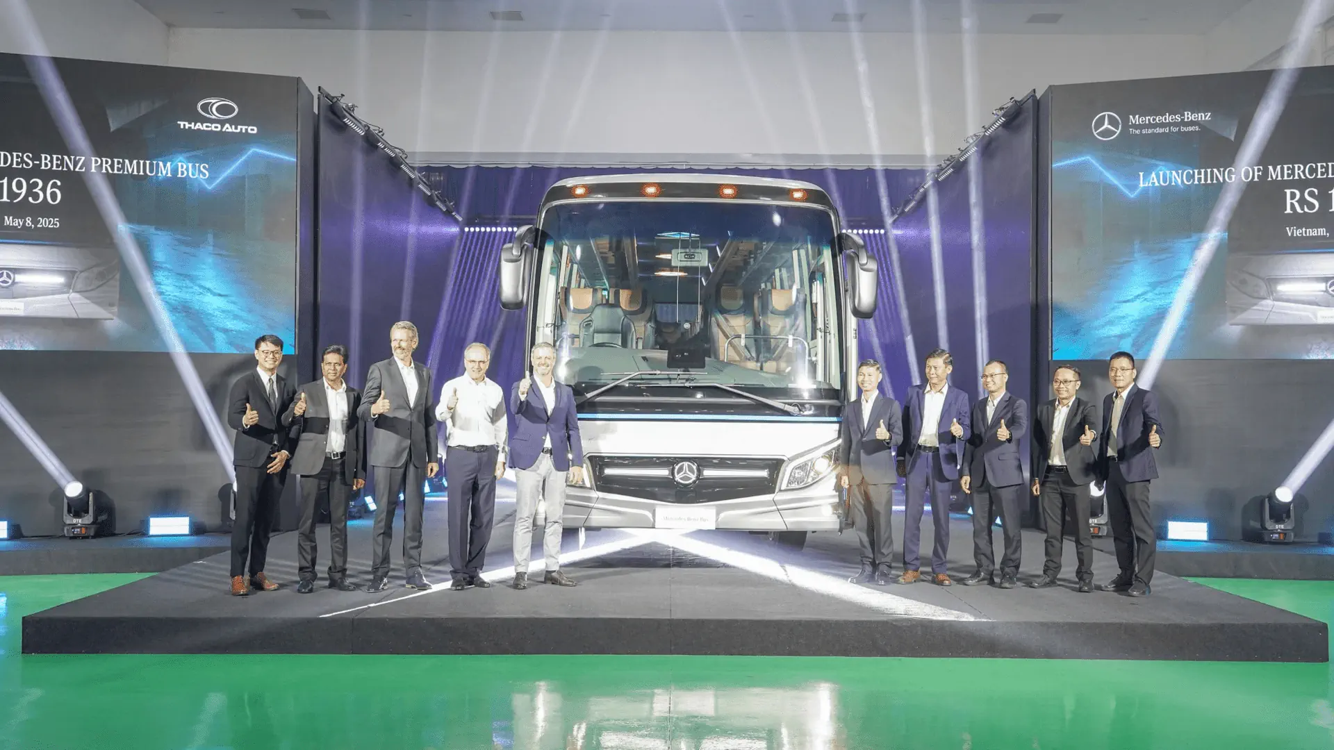THACO AUTO xuất khẩu xe bus cao cấp Mercedes-Benz sang Thái Lan